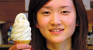 清泉寮ソフトクリームを食べる女性